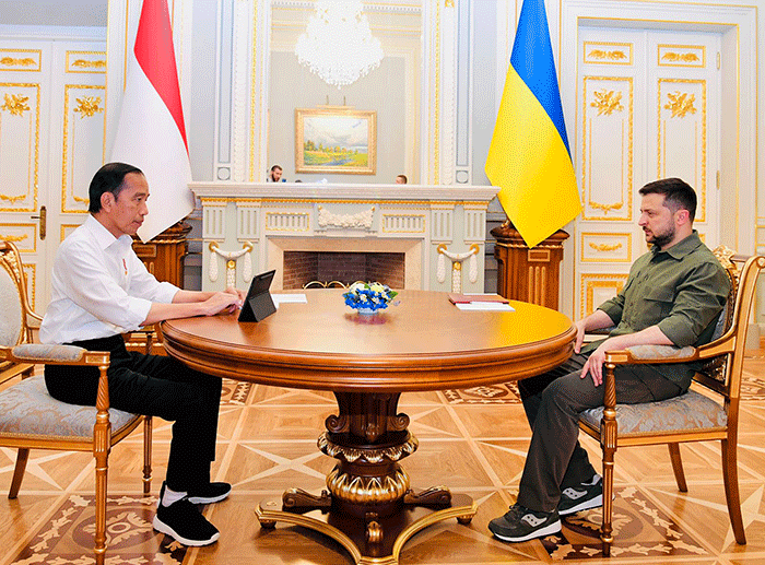 Presiden Joko Widodo tiba di Istana Maryinsky, Kyiv disambut oleh Presiden Ukraina Volodymyr Zelenskyy di pintu masuk Istana.