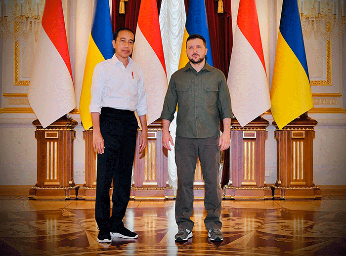 Presiden Joko Widodo tiba di Istana Maryinsky, Kyiv disambut oleh Presiden Ukraina Volodymyr Zelenskyy di pintu masuk Istana.