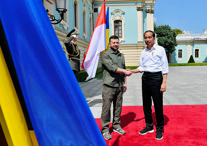 Presiden Joko Widodo tiba di Istana Maryinsky, Kyiv disambut oleh Presiden Ukraina Volodymyr Zelenskyy di pintu masuk Istana.