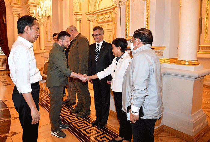 Presiden Joko Widodo tiba di Istana Maryinsky, Kyiv disambut oleh Presiden Ukraina Volodymyr Zelenskyy di pintu masuk Istana.