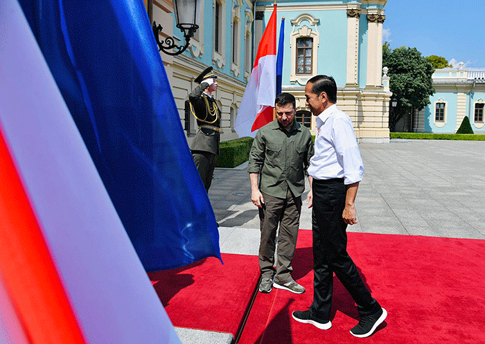 Presiden Joko Widodo tiba di Istana Maryinsky, Kyiv disambut oleh Presiden Ukraina Volodymyr Zelenskyy di pintu masuk Istana.