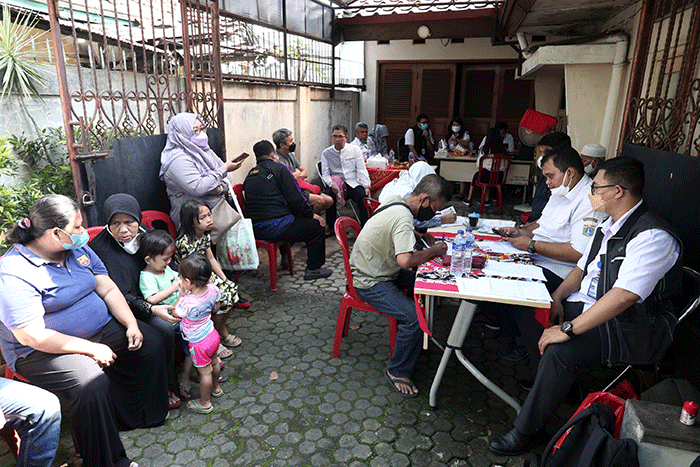 Petugas pelayanan keliling Dinas Kependudukan dan Pencatatan Sipil Provinsi DKI Jakarta membantu warga untuk mengurus data.