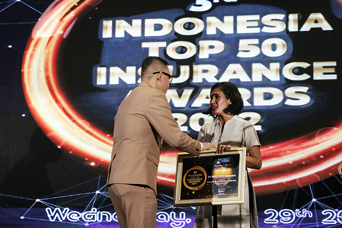 Direktur MNC Life Febriyani Sjofjan Yahya (kanan) menerima penghargaan dalam acara Indonesia Top 50 Insurance Awards 2022.