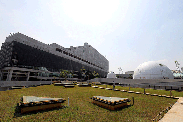 Pegawai Wika Gedung beraktivitas di area perpustakaan gedung panjang kawasan proyek revitalisasi pusat kesenian Jakarta Taman Ismail Masrzuki (TIM) Tahap I.