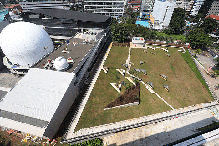 Pegawai Wika Gedung beraktivitas di area perpustakaan gedung panjang kawasan proyek revitalisasi pusat kesenian Jakarta Taman Ismail Masrzuki (TIM) Tahap I.