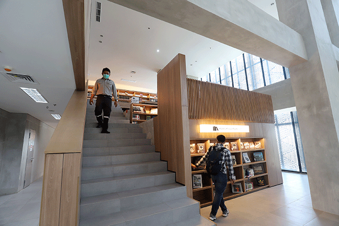 Pegawai Wika Gedung beraktivitas di area perpustakaan gedung panjang kawasan proyek revitalisasi pusat kesenian Jakarta Taman Ismail Masrzuki (TIM) Tahap I.