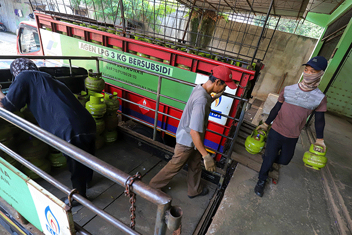 Pekerja memindahkan tabung gas Elpiji 3 kilogram (kg) pada salah satu agen gas Elpiji di kawasan Jakarta Selatan, Kamis (29/6/2022).