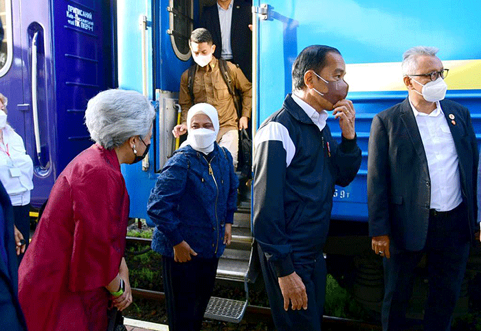 Presiden Joko Widodo dan Ibu Iriana tiba di Stasiun Przemysl Glowny di kota Przemysl, Polandia, Kamis (30/6/2022).