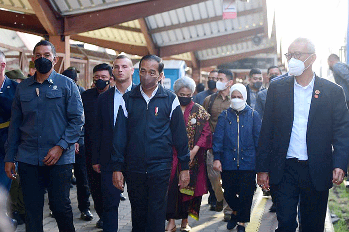 Presiden Joko Widodo dan Ibu Iriana tiba di Stasiun Przemysl Glowny di kota Przemysl, Polandia, Kamis (30/6/2022).