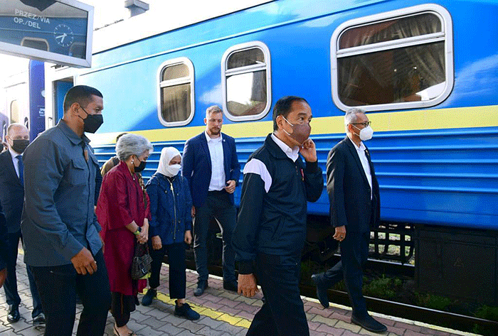 Presiden Joko Widodo dan Ibu Iriana tiba di Stasiun Przemysl Glowny di kota Przemysl, Polandia, Kamis (30/6/2022).