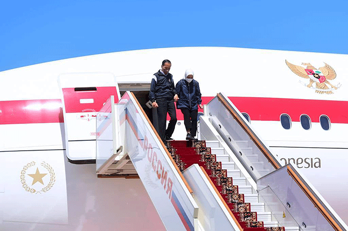 Presiden Joko Widodo (Jokowi) dan Ibu Negara Iriana Jokowi tiba di Moskow, Rusia, Kamis (30/6/2022).
