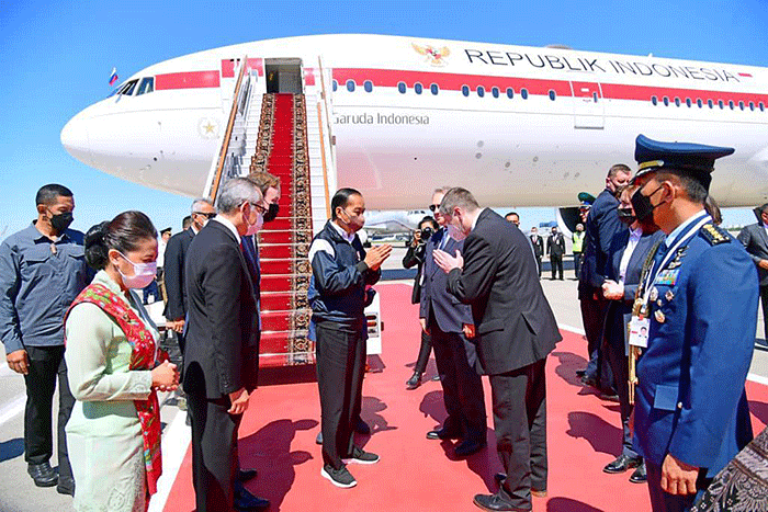 Presiden Joko Widodo (Jokowi) dan Ibu Negara Iriana Jokowi tiba di Moskow, Rusia, Kamis (30/6/2022).