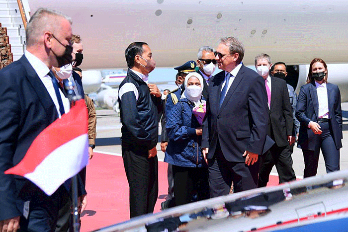 Presiden Joko Widodo (Jokowi) dan Ibu Negara Iriana Jokowi tiba di Moskow, Rusia, Kamis (30/6/2022).