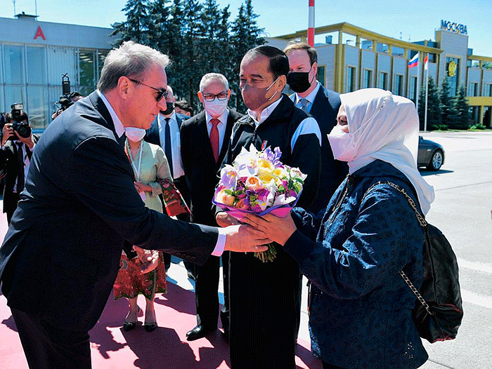 Presiden Joko Widodo (Jokowi) dan Ibu Negara Iriana Jokowi tiba di Moskow, Rusia, Kamis (30/6/2022).