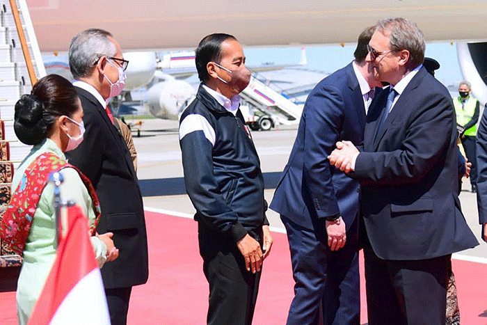 Presiden Joko Widodo (Jokowi) dan Ibu Negara Iriana Jokowi tiba di Moskow, Rusia, Kamis (30/6/2022).