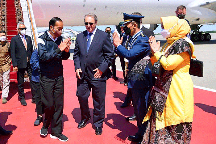 Presiden Joko Widodo (Jokowi) dan Ibu Negara Iriana Jokowi tiba di Moskow, Rusia, Kamis (30/6/2022).
