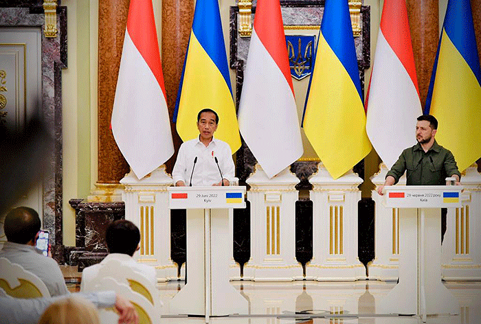 Presiden Joko Widodo mengadakan pertemuan dengan Presiden Ukraina, Volodymyr Zelenskyy, di Istana Maryinsky, Kyiv, Ukraina, Rabu (29/6/2022).