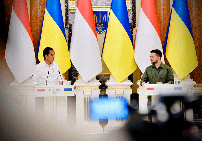 Presiden Joko Widodo mengadakan pertemuan dengan Presiden Ukraina, Volodymyr Zelenskyy, di Istana Maryinsky, Kyiv, Ukraina, Rabu (29/6/2022).