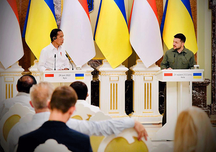 Presiden Joko Widodo mengadakan pertemuan dengan Presiden Ukraina, Volodymyr Zelenskyy, di Istana Maryinsky, Kyiv, Ukraina, Rabu (29/6/2022).