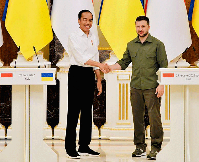 Presiden Joko Widodo mengadakan pertemuan dengan Presiden Ukraina, Volodymyr Zelenskyy, di Istana Maryinsky, Kyiv, Ukraina, Rabu (29/6/2022).