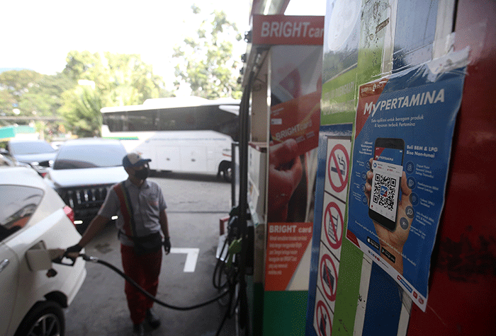 Warga menunjukkan aplikasi MyPertamina saat mengisi bahan bakar minyak (BBM) di SPBU Abdul Muis, Jakarta, Kamis (30/6/2022).