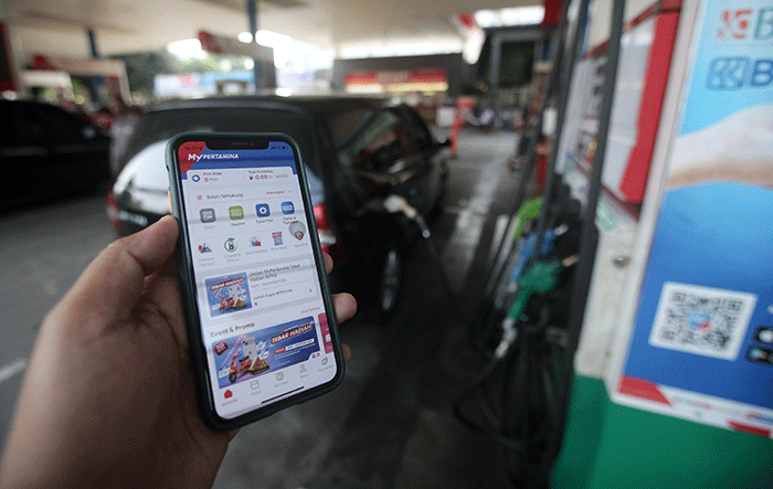 Warga menunjukkan aplikasi MyPertamina saat mengisi bahan bakar minyak (BBM) di SPBU Abdul Muis, Jakarta, Kamis (30/6/2022).
