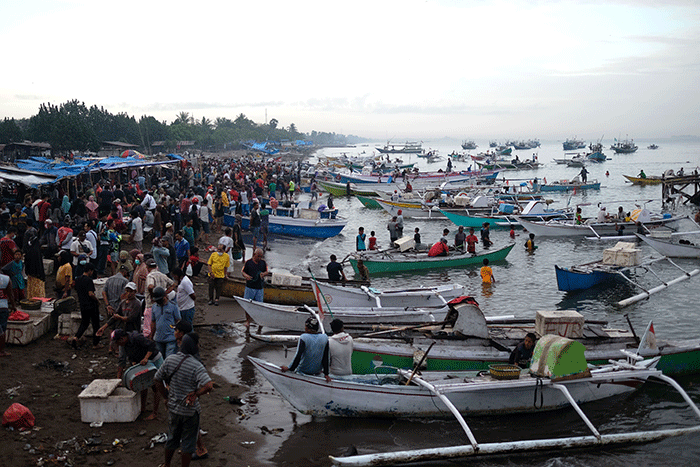 Aktivitas nelayan dan pedagang di Tempat Pelelangan Ikan (TPI) Beba, Galesong Utara, Kabupaten Takalar, Sulsel, Rabu (29/6/2022).
