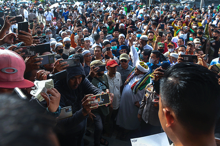 Aksi damai ratusan massa yang tergabung dalam Aliansi Masyarakat Anti Maksiat (Amanat) yang menolak Holywings di Palembang, Rabu (29/6/2022).