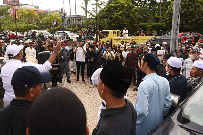 Aksi damai ratusan massa yang tergabung dalam Aliansi Masyarakat Anti Maksiat (Amanat) yang menolak Holywings di Palembang, Rabu (29/6/2022).