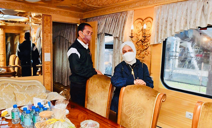 Presiden Joko Widodo dan Ibu Iriana Joko Widodo beserta rombongan terbatas kembali menuju Polandia menggunakan Kereta Luar Biasa dari Stasiun Przemysl Glowny.