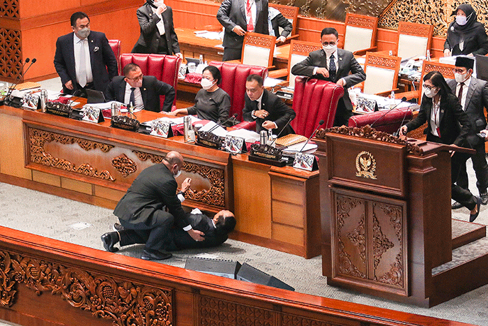 Wakil Ketua Badan Anggaran (Banggar) DPR Muhidin Muhammad Said dibantu staf sekjen saat terjatuh usai memberikan laporan hasil pembahasan RAPBN 2023.