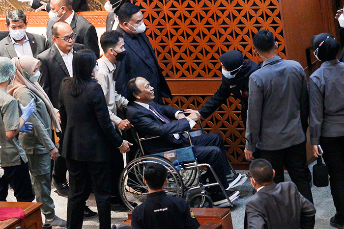 Wakil Ketua Badan Anggaran (Banggar) DPR Muhidin Muhammad Said dibantu staf sekjen saat terjatuh usai memberikan laporan hasil pembahasan RAPBN 2023.