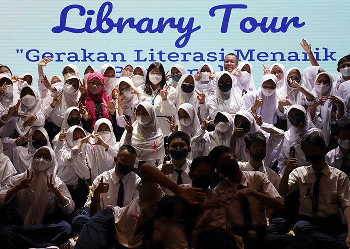 Direktur WOM Finance Cincin Lisa Hadi saat menghadiri acara Library Tour Gerakan Literasi Menarik Bagi Anak di Jakarta, Kamis (30/6/2022).
