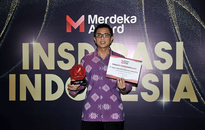 Head of Digital Channel Division Bank BTN Tan Jacky Chen, mewakili Direktur IT dan Digital Bank BTN Andi Nirwoto, menerima penghargaan.