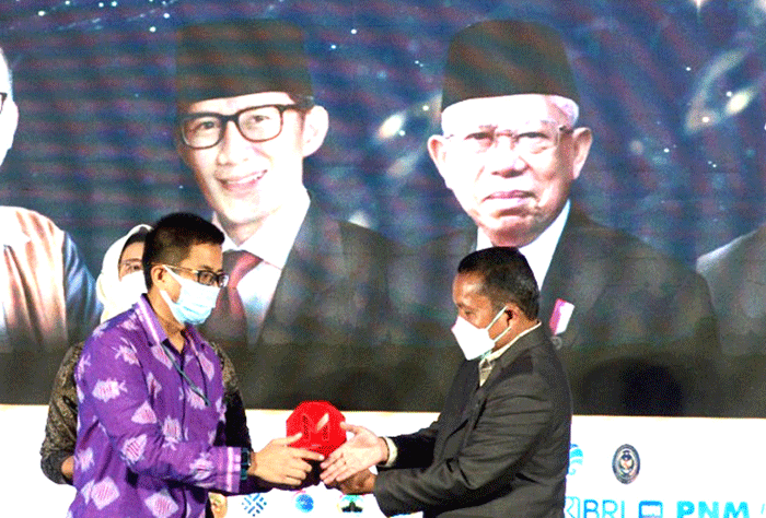 Head of Digital Channel Division Bank BTN Tan Jacky Chen, mewakili Direktur IT dan Digital Bank BTN Andi Nirwoto, menerima penghargaan.