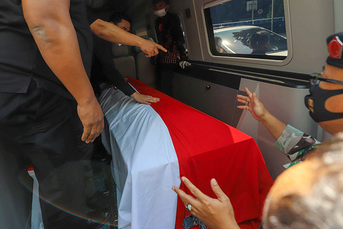 Petugas mengangkat peti jenazah Menteri Pendayagunaan Aparatur Negara dan Reformasi Birokrasi (Menpan RB) kedalam mobil ambulans di RS Abdi Waluyo Menteng.