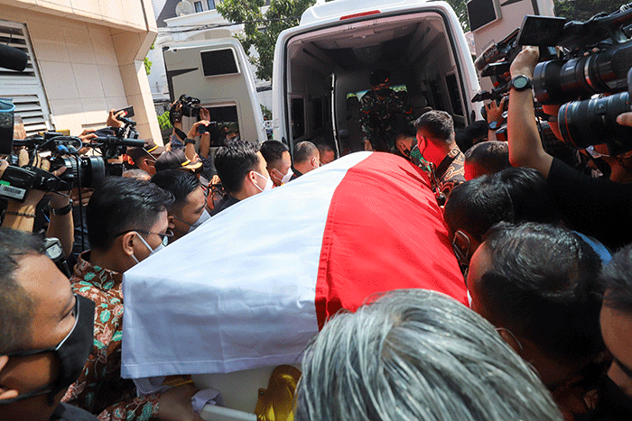 Petugas mengangkat peti jenazah Menteri Pendayagunaan Aparatur Negara dan Reformasi Birokrasi (Menpan RB) kedalam mobil ambulans di RS Abdi Waluyo Menteng.