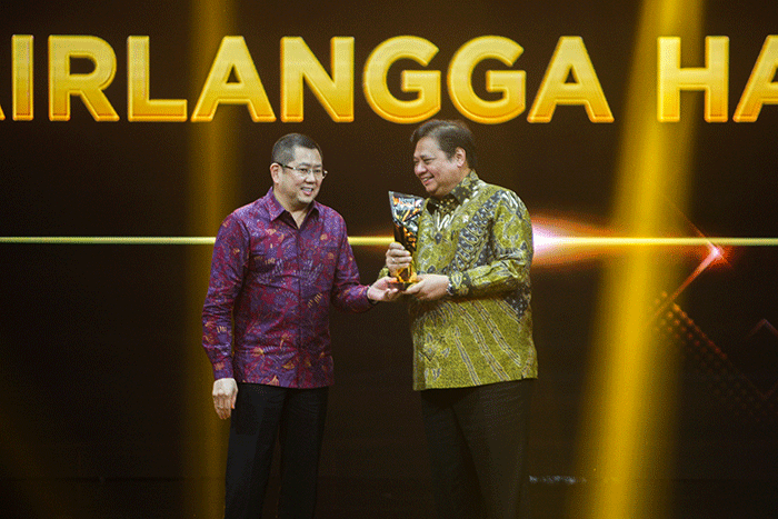 Executive Chairman MNC Grup Hary Tanoesoedibjo saat menyerahkan trophy penghargaan untuk Menko Bidang Perekonomian Republik Indonesia Airlangga Hartarto.