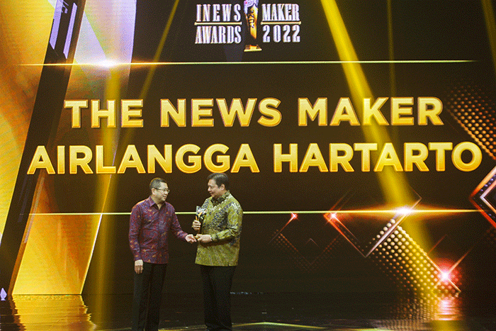 Executive Chairman MNC Grup Hary Tanoesoedibjo saat menyerahkan trophy penghargaan untuk Menko Bidang Perekonomian Republik Indonesia Airlangga Hartarto.