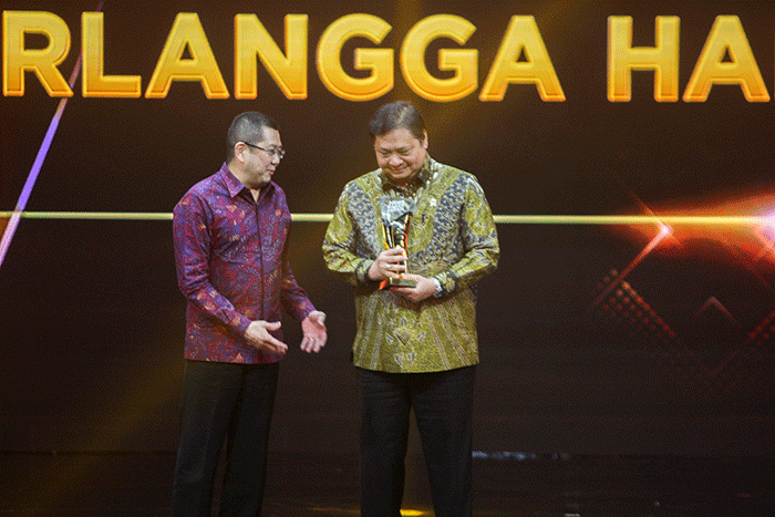 Executive Chairman MNC Grup Hary Tanoesoedibjo saat menyerahkan trophy penghargaan untuk Menko Bidang Perekonomian Republik Indonesia Airlangga Hartarto.