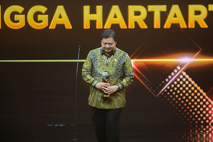 Executive Chairman MNC Grup Hary Tanoesoedibjo saat menyerahkan trophy penghargaan untuk Menko Bidang Perekonomian Republik Indonesia Airlangga Hartarto.
