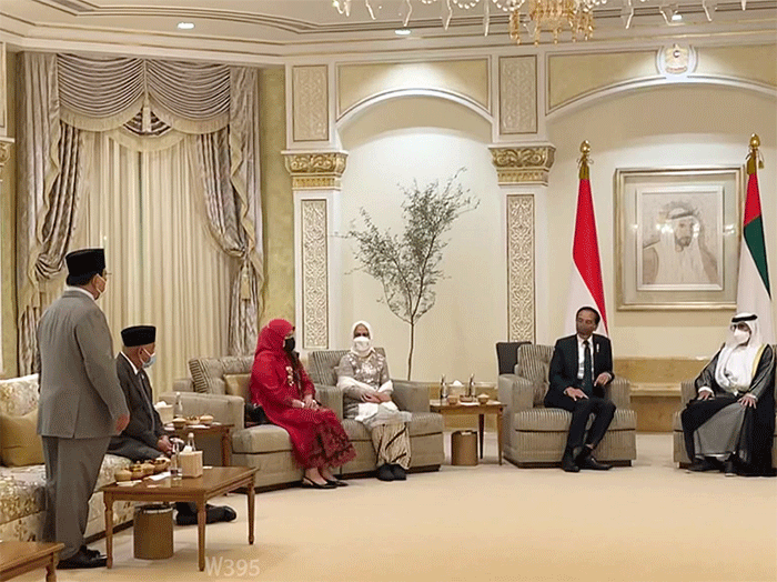 Presiden Joko Widodo dan Ibu Iriana Joko Widodo tiba di Bandar Udara Internasional Abu Dhabi, Uni Emirat Arab Jumat dini hari.