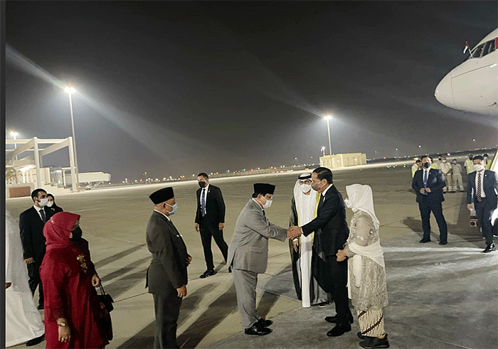 Presiden Joko Widodo dan Ibu Iriana Joko Widodo tiba di Bandar Udara Internasional Abu Dhabi, Uni Emirat Arab Jumat dini hari.