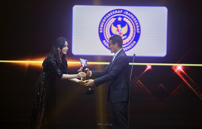 Menteri Pariwisata dan Ekonomi Kreatif (Menparekraf) Sandiaga Uno saat menerima penghargaan iNews Maker Awards 2022 di iNews Tower, Jakarta, Kamis (30/6/2022).