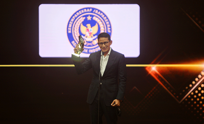 Menteri Pariwisata dan Ekonomi Kreatif (Menparekraf) Sandiaga Uno saat menerima penghargaan iNews Maker Awards 2022 di iNews Tower, Jakarta, Kamis (30/6/2022).