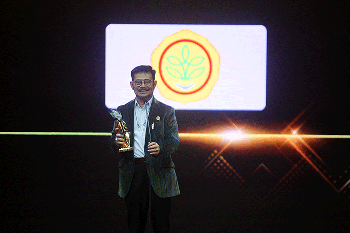 Menteri Pertanian Syahrul Yasin Limpo saat menerima penghargaan iNews Maker Awards 2022 di iNews Tower, Jakarta Pusat, Kamis (30/6/2022).