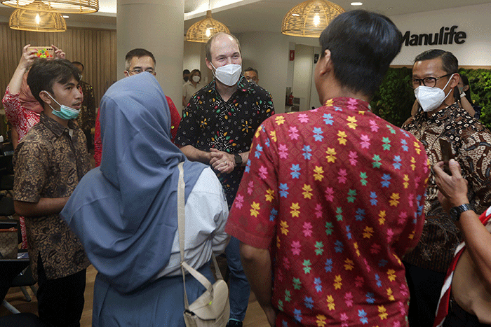 Donasi ini diberikan dalam bentuk beasiswa penuh untuk program sarjana selama 4 tahun bagi 20 siswa yang terpilih melalui proses seleksi.