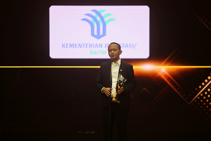 Menteri Investasi/Kepala BKPM Bahlil Lahadalia saat menerima penghargaan iNews Maker Awards 2022 di iNews Tower, Jakarta, Kamis (30/6/2022).