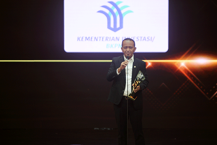 Menteri Investasi/Kepala BKPM Bahlil Lahadalia saat menerima penghargaan iNews Maker Awards 2022 di iNews Tower, Jakarta, Kamis (30/6/2022).