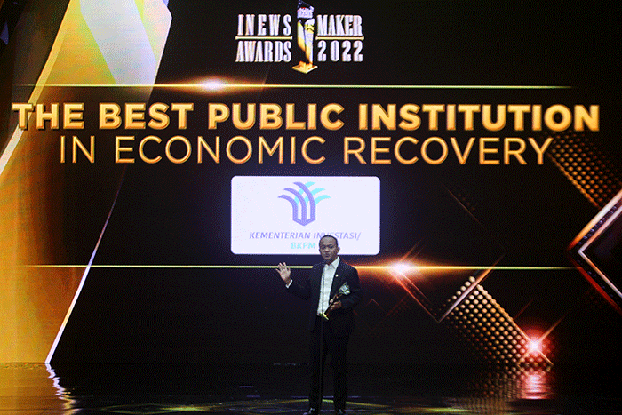Menteri Investasi/Kepala BKPM Bahlil Lahadalia saat menerima penghargaan iNews Maker Awards 2022 di iNews Tower, Jakarta, Kamis (30/6/2022).